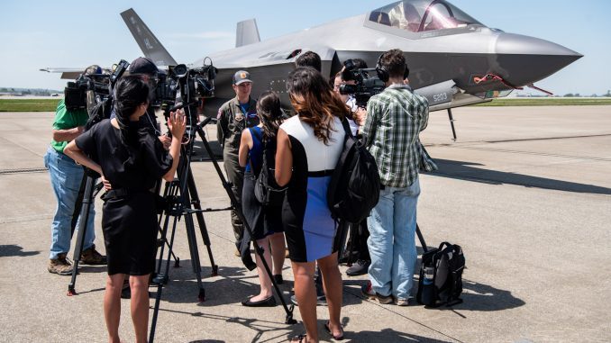EL PAPEL PERDURABLE DE LOS MEDIOS EN LA PROMOCIÓN DE LA GUERRA